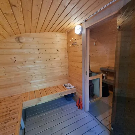 Privaatne Puhkemajake Koos Saunamajaga * Metsakivi
